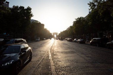 Görkemli Zafer Takı, Şanzelize 'de parlak bir günbatımına karşı siluet oluşturdu.