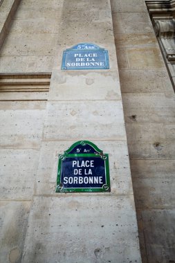 Paris, Fransa 'daki Place de la Sorbonne için bir modern ve bir klasik taştan duvarda iki sokak tabelası..