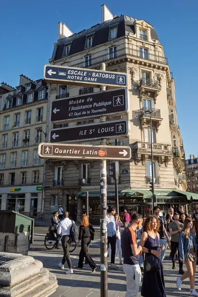 Bilgilendirici sokak tabelaları Paris 'in ünlü simgelerini ve mahallelerini gösteriyor..