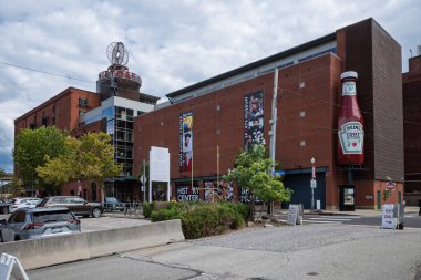 Heinz Tarih Merkezi 'nde büyük tuğla duvarlar, ünlü bir ketçap şişesi kopyası ve Pittsburgh' da bir otopark var..