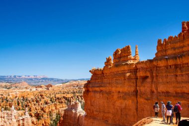 Serseriler ve kaya oluşumları. Bryce Kanyonu, Utah, ABD 'de kumtaşından yapılmış eşsiz kaya oluşumları. Yüksek kalite fotoğraf