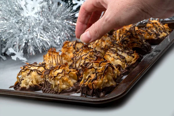 Biscoitos Mão Macaroons Coco Com Chocolate Foco Seletivo Bolinhos Caseiros — Fotografia de Stock