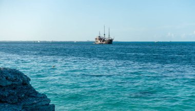 Parlak mavi okyanus manzarası, eski bir gemi, kayalık kıyı. Tropik cennet, Karayip denizi, Cancun Mexico. - Evet. Yüksek kalite fotoğraf