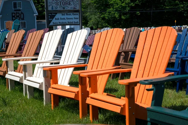 一排明亮多彩的爱迪拉克椅子 阿迪龙达克的椅子在镇上的商店 高质量的照片 — 图库照片