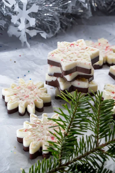 Weihnachtsgeschenk Oder Leckerbissen Hausgemachte Pfefferminzrinde Schneeflockenform Weiße Und Dunkle Schokolade — Stockfoto