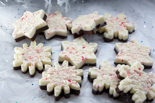 Domácí Peprmintová Kůra Bílá Tmavá Čokoláda Rozdrcenými Tyčinkami Vánoční Dárek — Stock fotografie