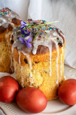 Paskalya arkaplanı, ekmek ve kırmızı renkli yumurtalar. Ev yapımı pasta.