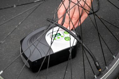 Lastik basıncını kontrol ediyorum. Lastiklerdeki hava basıncını ve lastiklerdeki havayı kontrol eden adam. Motor bakımı. 