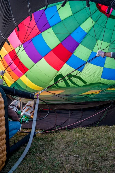 Πολύχρωμο Αερόστατο Θερμού Αέρα Θέα Από Εσωτερικό Του Μπαλονιού Ετοιμάζεται — Φωτογραφία Αρχείου