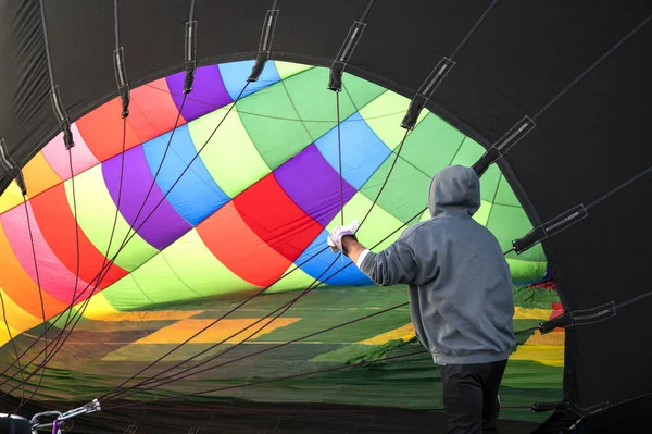 Balão Quente Colorido Vista Dentro Pessoa Que Cuida Balão Quente — Fotografia de Stock