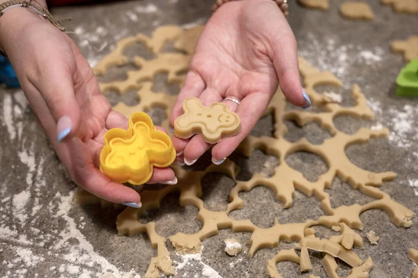 Mãos Femininas Segurando Cortador Biscoitos Biscoito Assar Casa Preparar Conteúdo — Fotografia de Stock