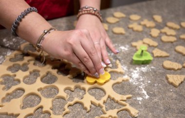 Kadın ev yapımı kurabiye ya da bisküvi yapıyor. Hamur ve kurabiye kalıpları. . 