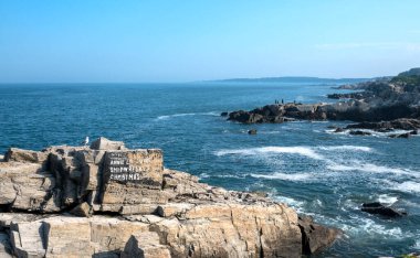 ABD 'nin Maine, Cape Elizabeth' teki Portland Baş Feneri 'nin yanındaki Rocky kıyı şeridi. Maden Kıyısı . 