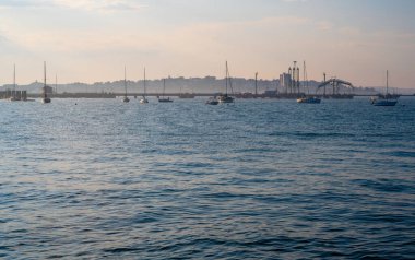 Arkasında gemiler olan bir okyanus. Portland 'da Bahar Noktası, Maine' de turistik eğlence