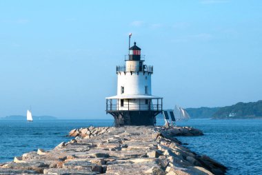 Portland Maine 'de sıcak bir yaz gününde Bahar Noktası Feneri, Maine' de turistik bir yer.