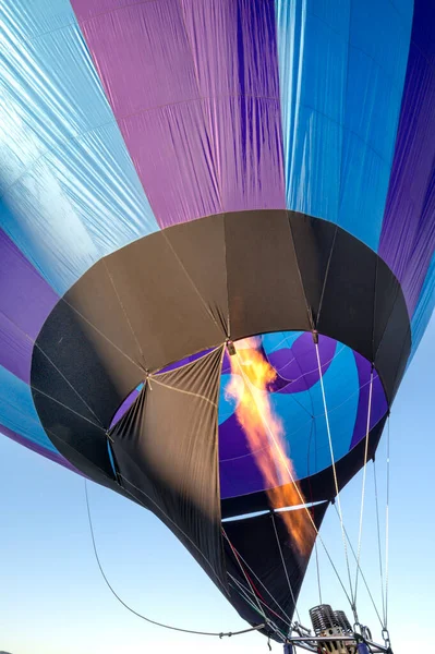 Barevný Horkovzdušný Balón Letí Obloze Zblízka Horkovzdušný Plamen Hořáku — Stock fotografie