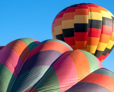 Balon Festivali. Mavi gökyüzünde uçan balonlar, Adirondack, Queensbury, New York. 