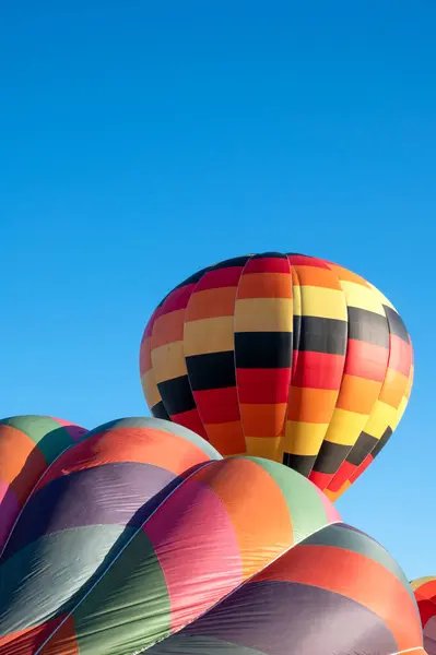 Красочные Воздушные Шары Против Голубого Неба Фестиваль Воздушных Шаров Летающие — стоковое фото