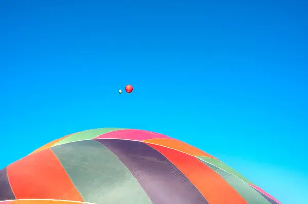 Kleurrijke Hete Lucht Ballonnen Tegen Blauwe Lucht Grote Ballon Kleine — Stockfoto