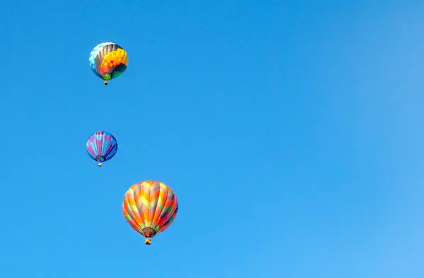 Три Красочных Воздушных Шара Голубое Небо Фестиваль Воздушных Шаров Пространство — стоковое фото