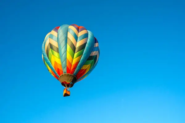 Летающий Цветной Воздушный Шар Ярко Голубом Небе Адирондак Квинсбери Нью — стоковое фото