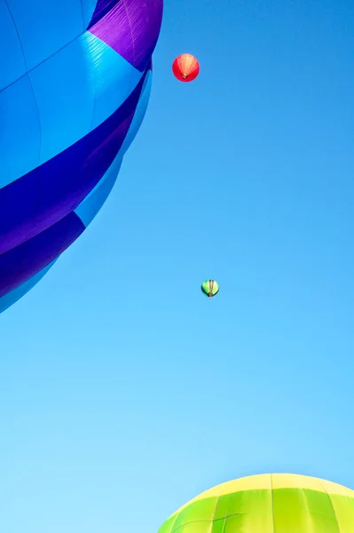 Красочные Воздушные Шары Против Голубого Неба — стоковое фото