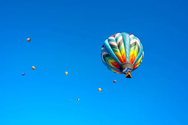 Красочные Воздушные Шары Ярко Голубое Небо Закрытый Вид Избирательный Фокус — стоковое фото