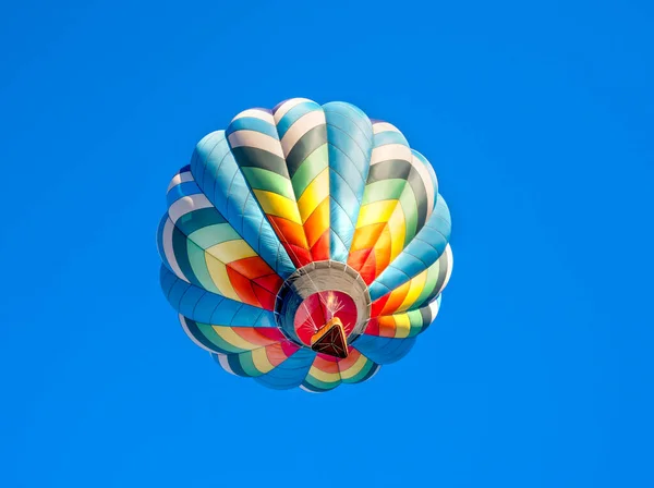 Hermoso Globo Aire Caliente Colorido Volando Cielo Azul — Foto de Stock