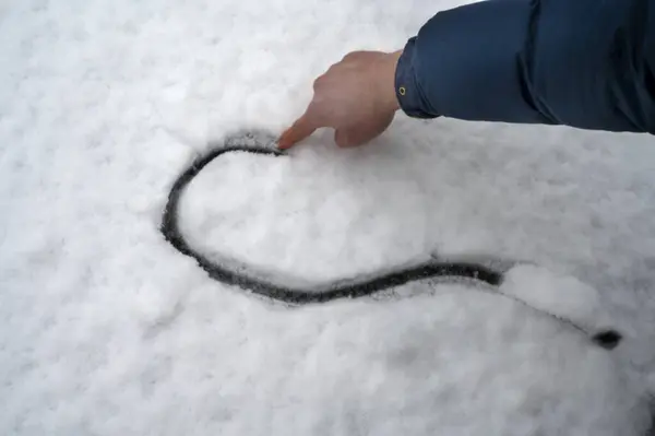 Rysunek Dłoni Kształt Serca Śniegu — Zdjęcie stockowe