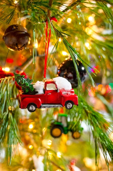 圣诞假期背景 圣诞灯 圣诞明信片 圣诞装饰品红葡萄酒车 — 图库照片