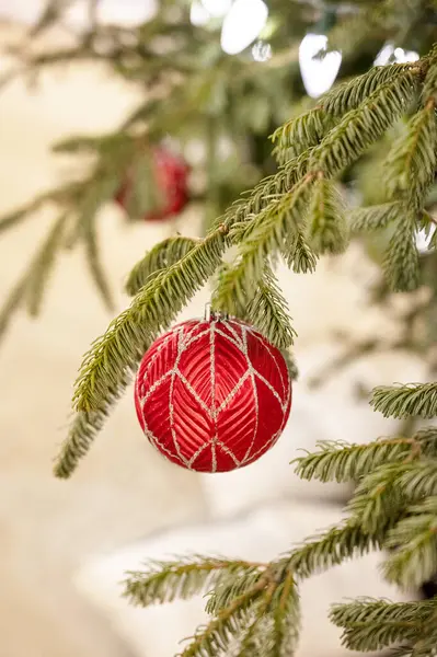 Świąteczna Kompozycja Gałęzie Drzew Czerwone Dekoracje Jasnym Tle Boże Narodzenie — Zdjęcie stockowe