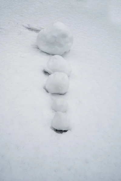 雪球从大到小排列在雪上 — 图库照片
