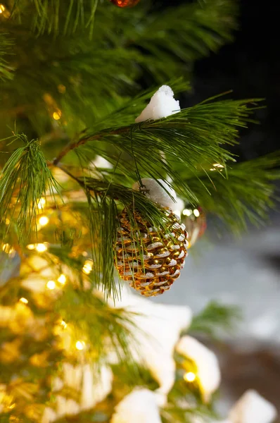 Zamknij Ozdobę Świąteczną Choince Bokeh Girlandy Tle Koncepcja Nowego Roku — Zdjęcie stockowe