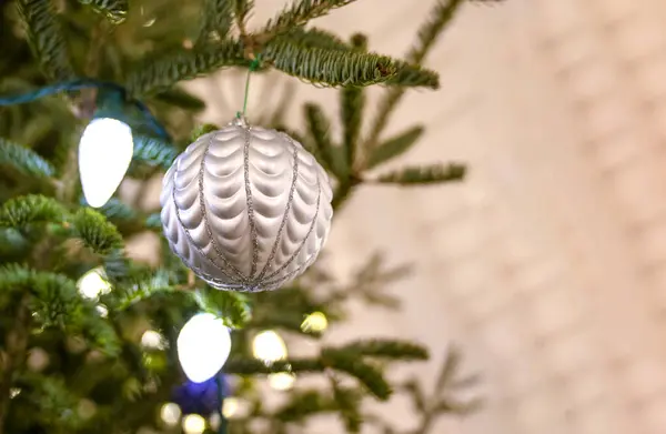 Świąteczna Kompozycja Gałęzie Drzew Lekkim Świątecznym Wystrojem Choince Wesołych Świąt — Zdjęcie stockowe