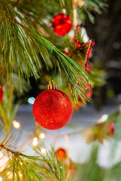 Árvore Natal Colorido Com Ornamentos Natal Livre Noite Neve Conceito — Fotografia de Stock