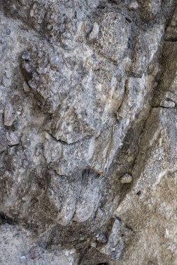 Doku, vahşi doğada kaya oluşumunu çatlattı. Rocky cliff. Soyut taş dokusu. Yüksek dağın dik yamacı. Doğa arka planı, jeolojik yapı