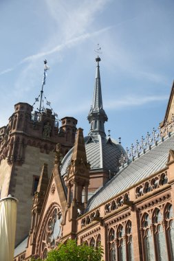 19. yüzyılın sonlarında Alman köyü Drachenfells Tepesi 'nde inşa edilen ve ilkbaharda Avrupa' da tatil gezisi sırasında mavi gökyüzü ve ağaçlarla kaplı tarihi bir şatonun tepesinde..