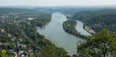 Bad Honnef şehri ve Ren nehri manzarası Drachenfels tepesinden, Knigswinter, Almanya.