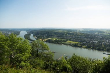 Ren nehri, Drachenfels 'in tepesinden görünüyor, Knigswinter, Almanya.