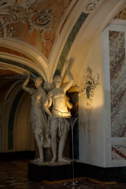 Bruhl, Kuzey Ren-Vestfalya, Almanya 10.3.2022: Augustusburg Sarayı, mermer heykellerin içi