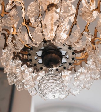 İç kalede eski bir avize