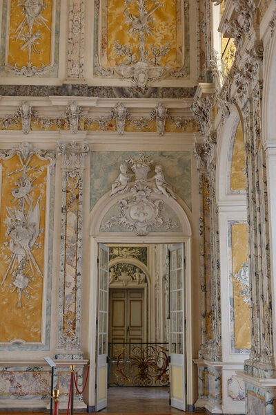 Брюль, Северный Рейн-Вестфалия, Германия 10.3.2022: Августусбургский дворец - исторический строительный комплекс. просторный замок