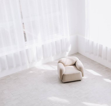 Koltuklu, Pencereli ve Perdeli Boş Oturma Odası 