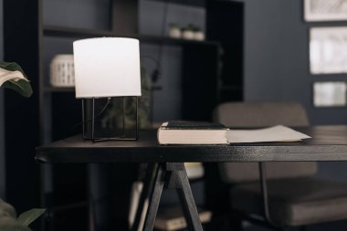 Modern Apartmanların İçi Bir İşyeri ve Karanlık Duvarlar