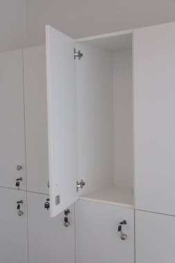 Modern Apartman 'da Saplı Beyaz Kabine