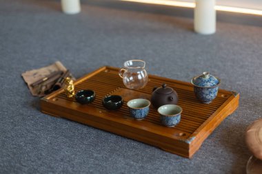 Tahta tepside Çin çay fincanları