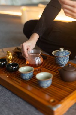 Yerlerde Asya Çayı İçen Kadın Bölümü 