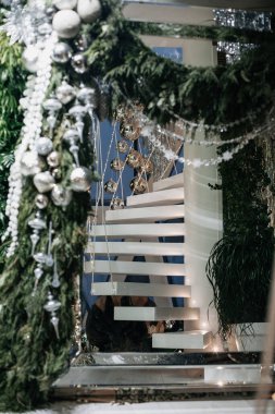 Beyaz ve gümüş Noel dekoru. Lüks dekorasyon fikirleri