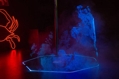 Lazer ışığında duman. Pilon gösterisi. Işıklar açık. Lazer gösterisi. Gece kulübü renkli ışık. 