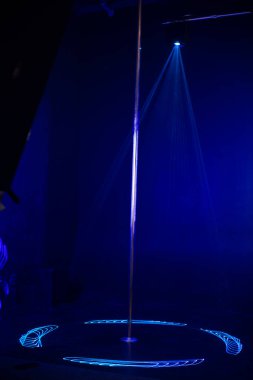  Gece kulübünde direk dansı striptiz direği. Sahne. Kulüp lazer ışıkları odak dışında soyut arkaplan